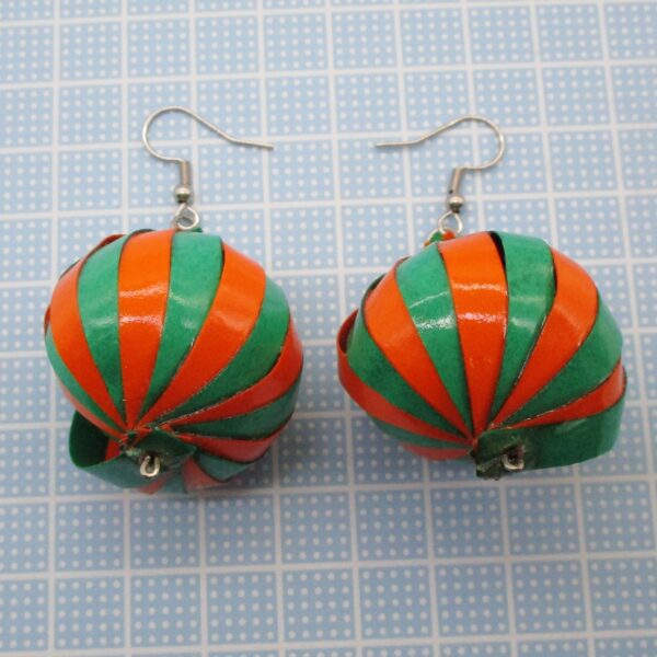 Aretes Colgantes de Bola de Tiras Torcidas Verde & Naranja (AR-11)