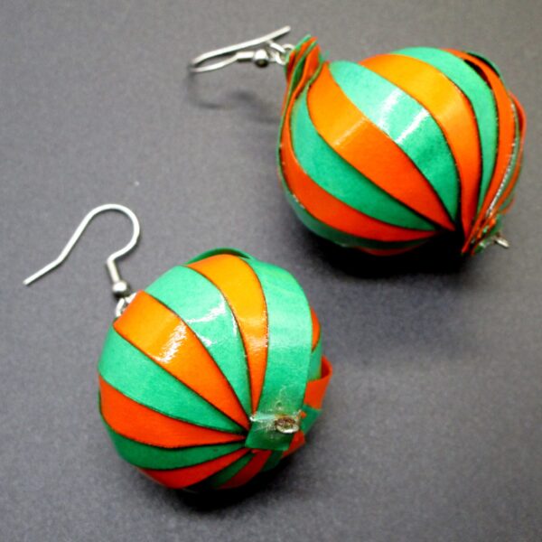 Aretes Colgantes de Bola de Tiras Torcidas Verde & Naranja (AR-11)