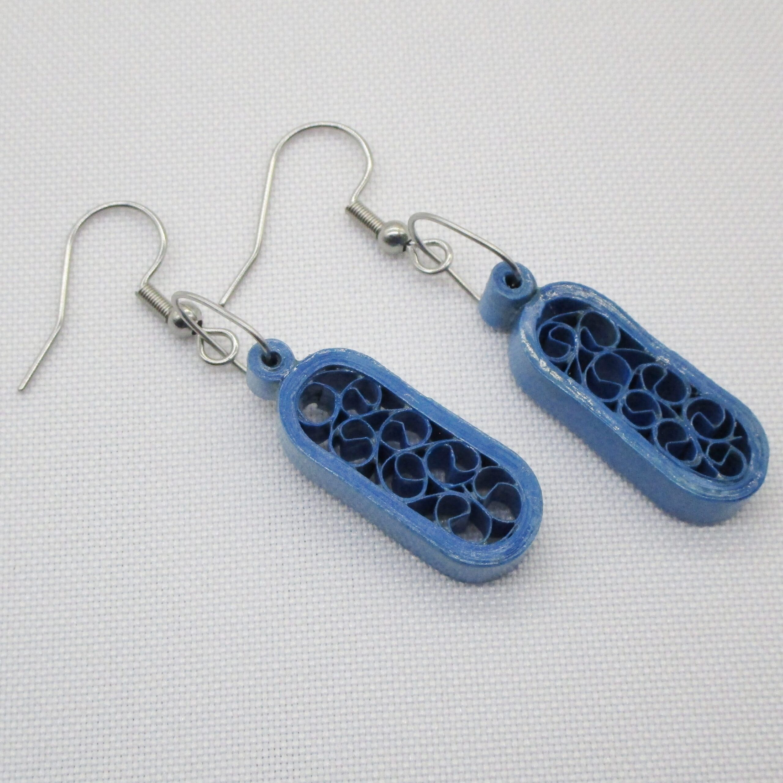 Aretes Pequeños Colgantes en Forma de Cápsula Color Azul Rey (AR-19)