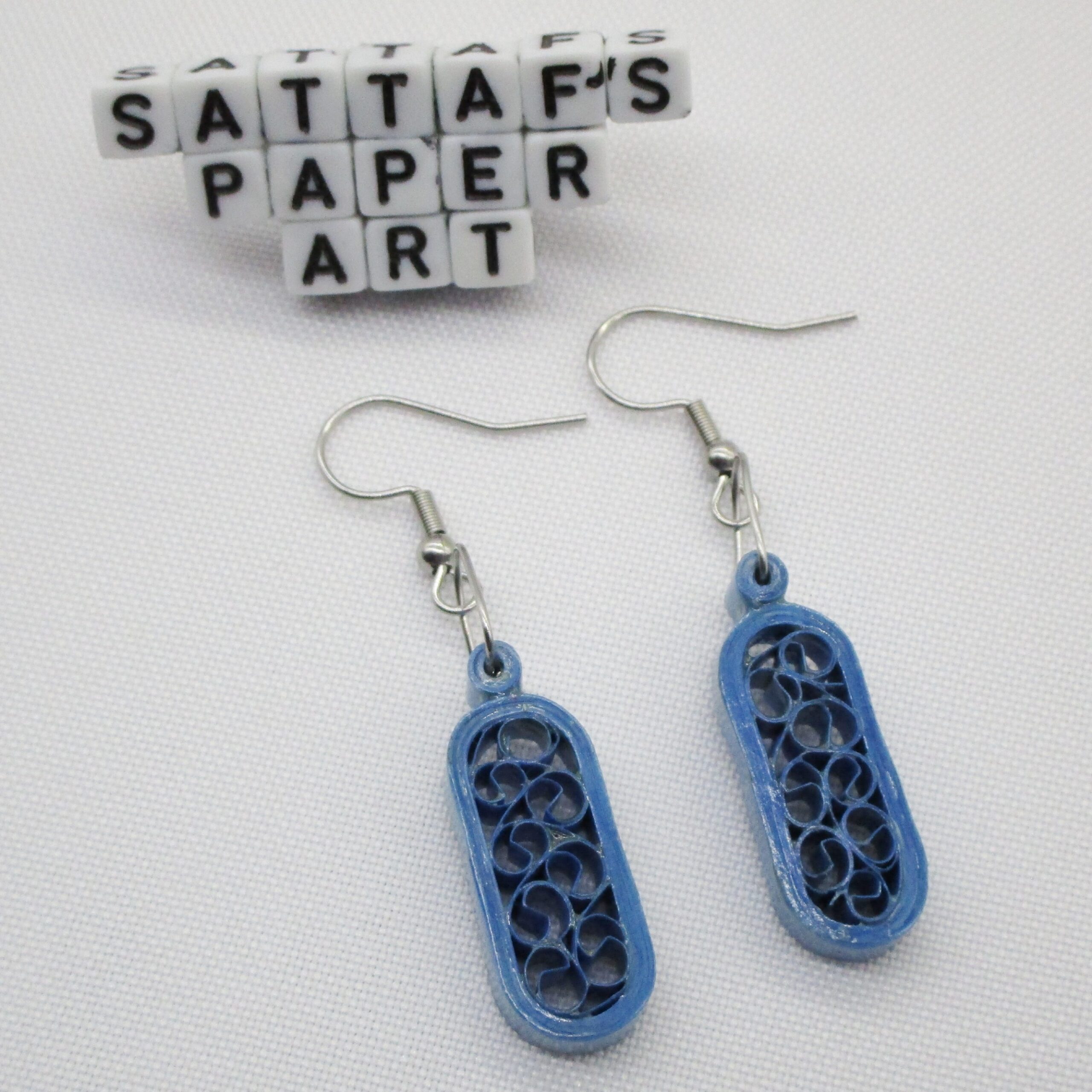 Aretes Pequeños Colgantes en Forma de Cápsula Color Azul Rey (AR-19)