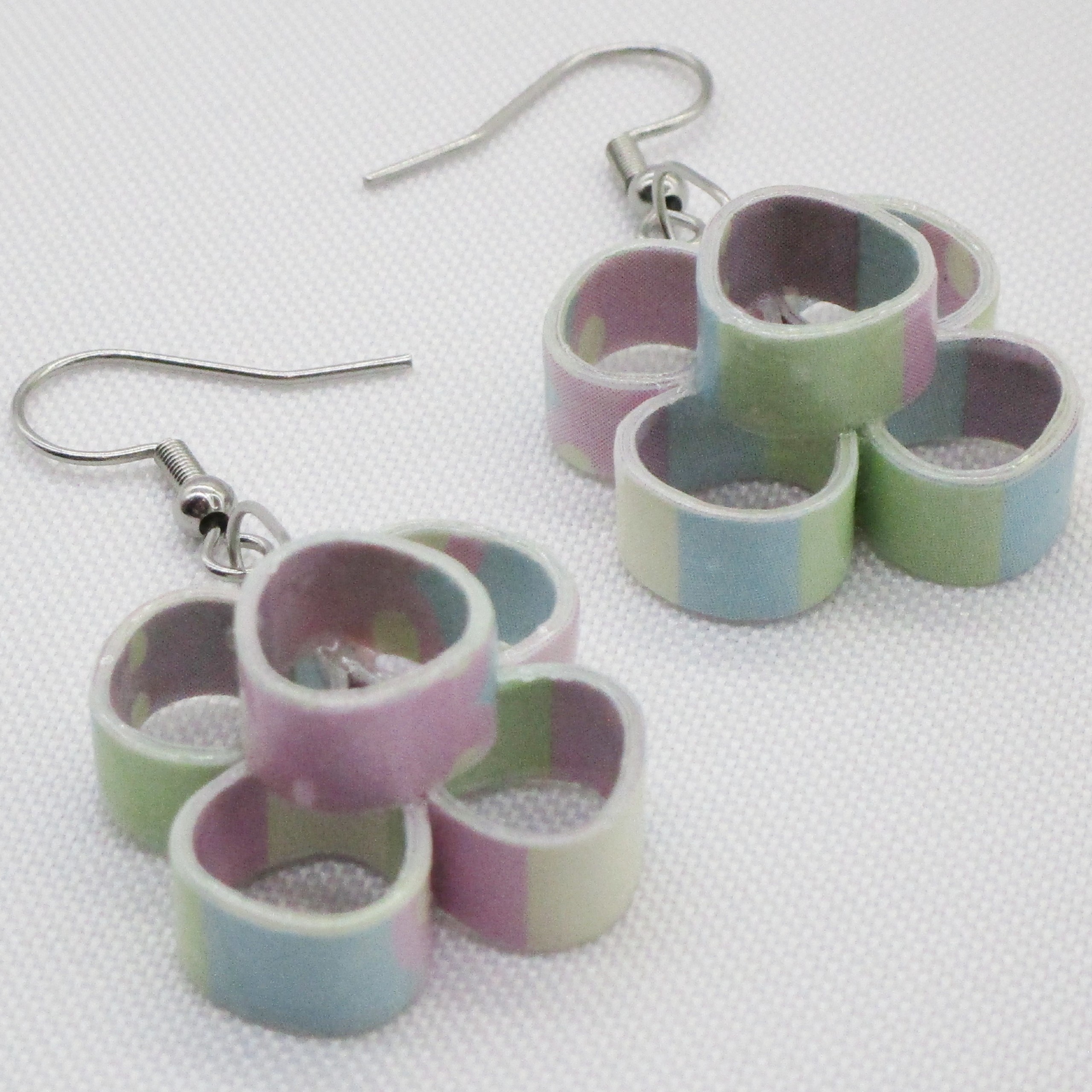 Aretes Pequeños Colgantes en Forma de Flor en Colores Pastel (AR-2)