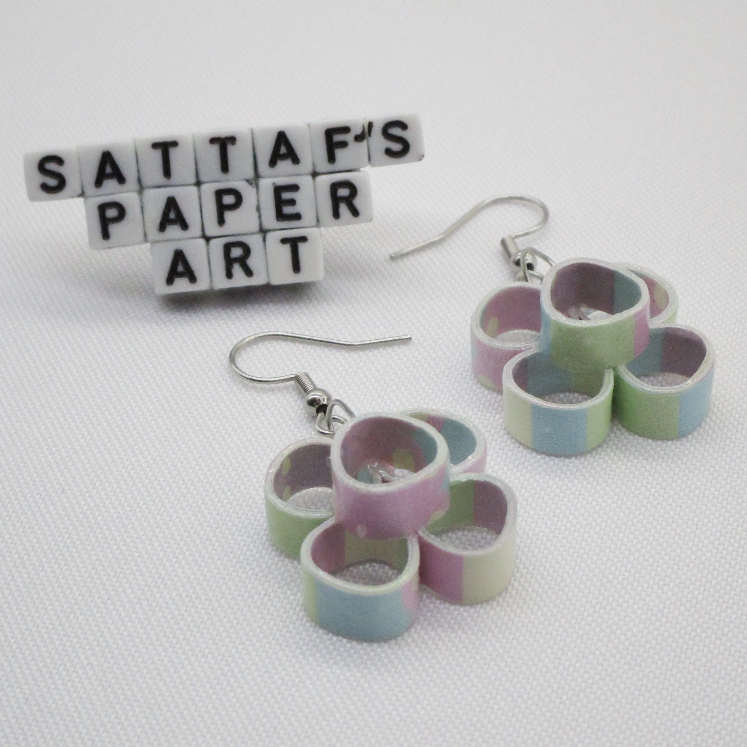 Aretes Pequeños Colgantes en Forma de Flor en Colores Pastel (AR-2)