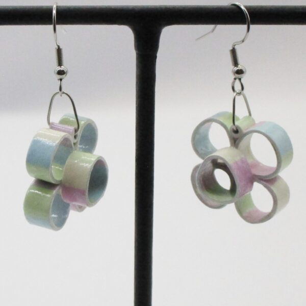 Aretes Pequeños Colgantes en Forma de Flor en Colores Pastel (AR-2)