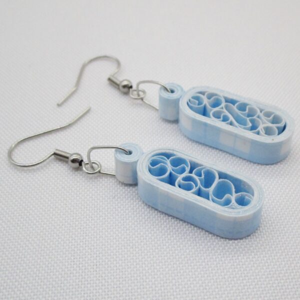 Aretes Pequeños Colgantes en Forma de Cápsula Color Azul Pastel & Blanco (AR-26)