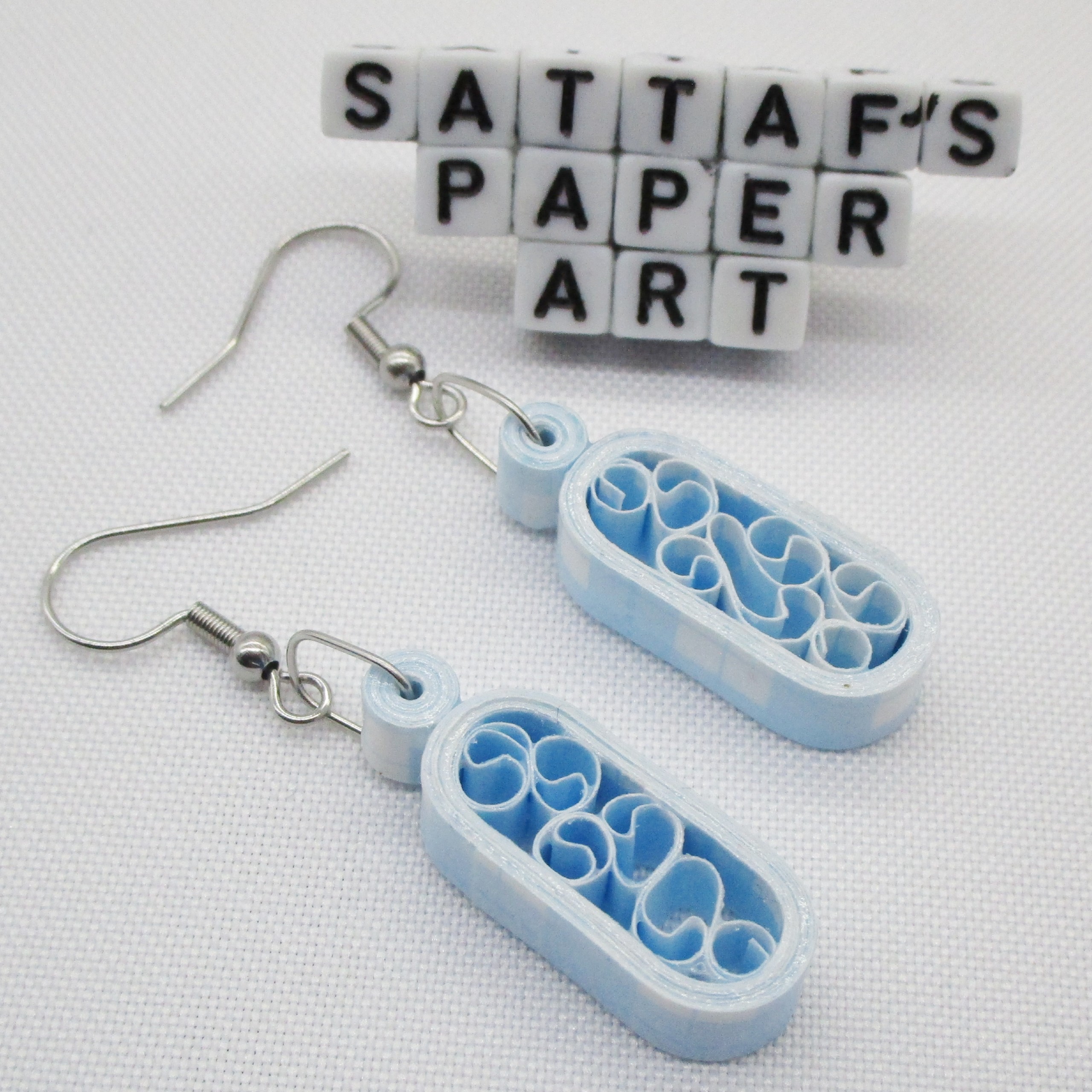 Aretes Pequeños Colgantes en Forma de Cápsula Color Azul Pastel & Blanco (AR-26)