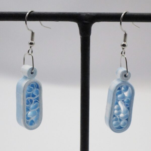 Aretes Pequeños Colgantes en Forma de Cápsula Color Azul Pastel & Blanco (AR-26)