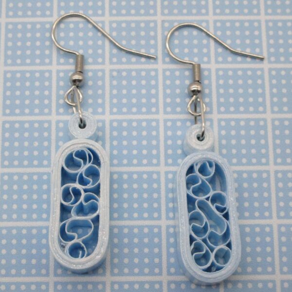 Aretes Pequeños Colgantes en Forma de Cápsula Color Azul Pastel & Blanco (AR-26)