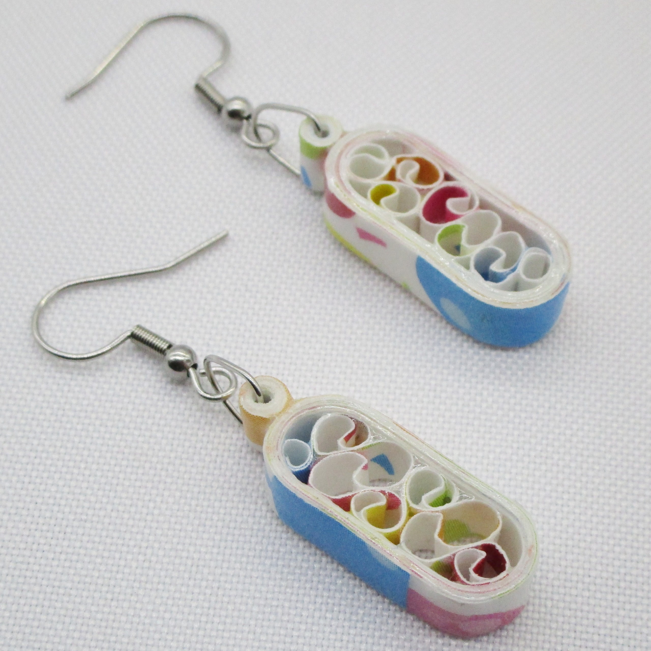 Aretes Pequeños Colgantes en Forma de Cápsula Multicolor (AR-32)