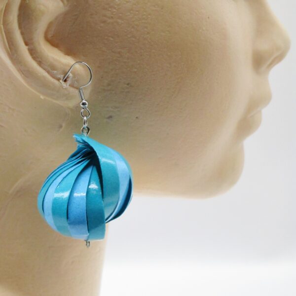 Aretes Colgantes de Bola de Tiras Torcidas Azul Pastel y Azul Cielo (AR-33)