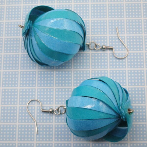 Aretes Colgantes de Bola de Tiras Torcidas Azul Pastel y Azul Cielo (AR-33)