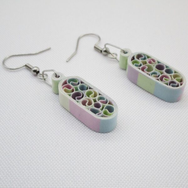 Aretes Pequeños en Forma de Cápsula en Colores Pastel (AR-36)