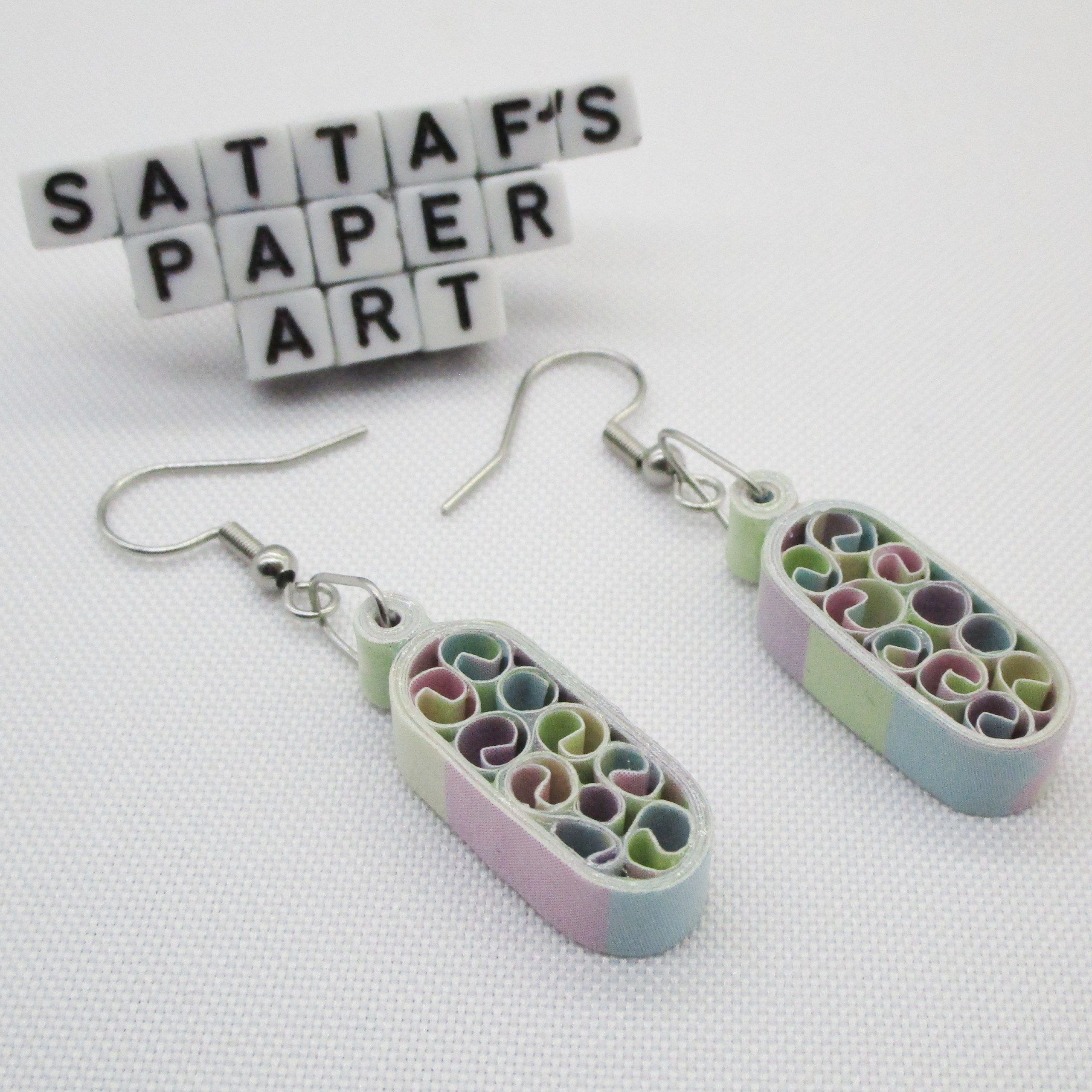 Aretes Pequeños en Forma de Cápsula en Colores Pastel (AR-36)