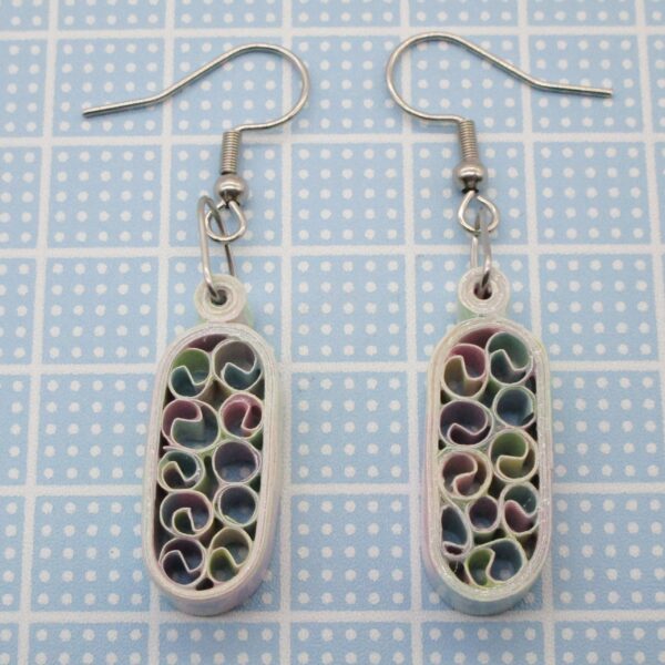 Aretes Pequeños en Forma de Cápsula en Colores Pastel (AR-36)