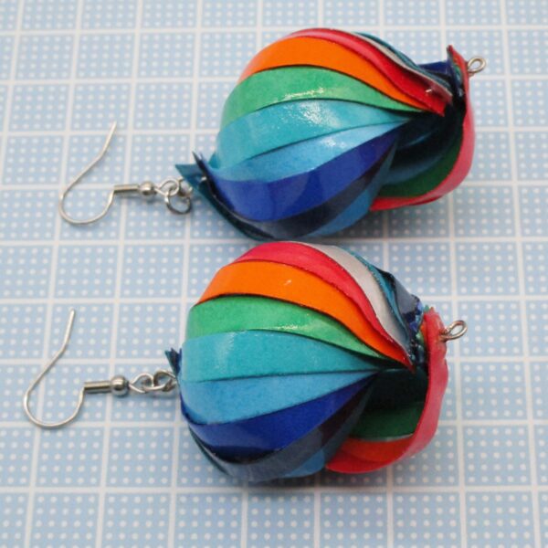 Aretes Colgantes de Bola de Tiras Torcidas Multicolor (AR-37)