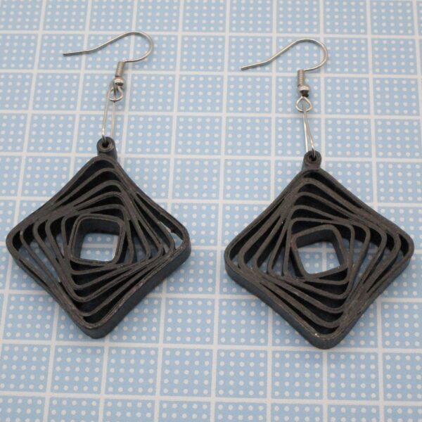 Aretes Colgantes Cuadrados de Vórtex Color Negro (AR-38)