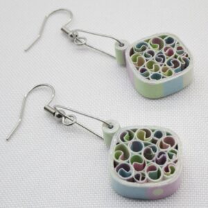 Aretes Pequeños Colgantes Cuadrados en Color Pastel (AR-40)