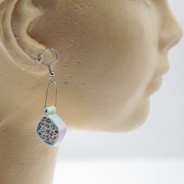 Aretes Pequeños Colgantes Cuadrados en Color Pastel (AR-40)