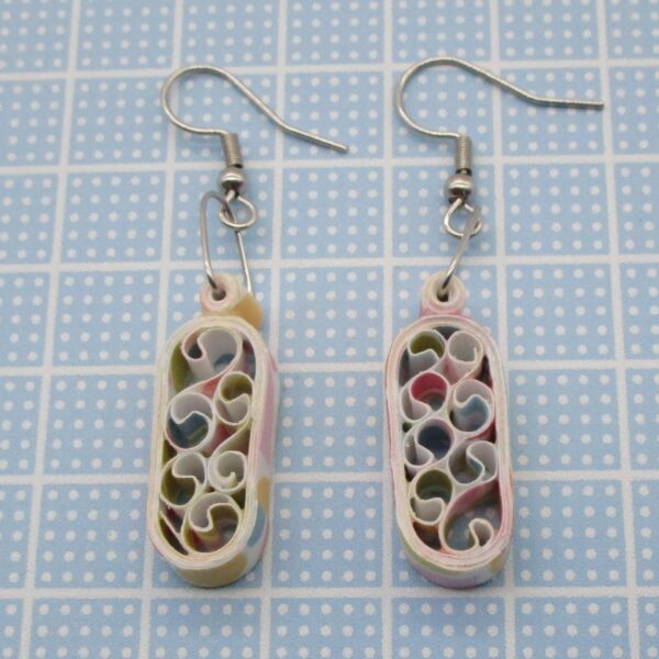 Aretes Pequeños Colgantes en Forma de Cápsula Multicolor (AR-42)