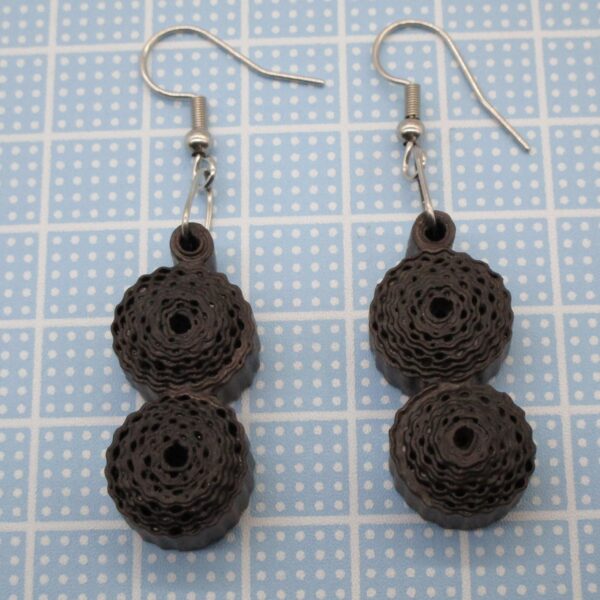 Aretes Pequeños Colgantes en Color Chocolate Oscuro (AR-6)