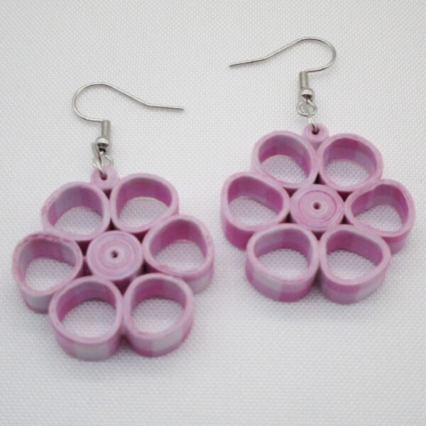 Aretes Colgantes en Forma de Flor en Papel a Cuadros Color Rosa (AR-8)