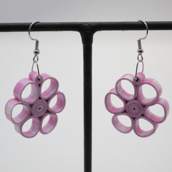 Aretes Colgantes en Forma de Flor en Papel a Cuadros Color Rosa (AR-8)