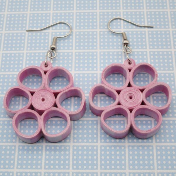 Aretes Colgantes en Forma de Flor en Papel a Cuadros Color Rosa (AR-8)