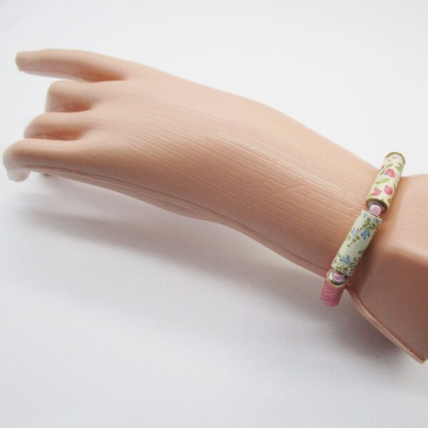 Pulsera Elástica Romántica de Cuentas de Papel Tubulares en Tonos Rosa, Verde y Blanco (PU-13)