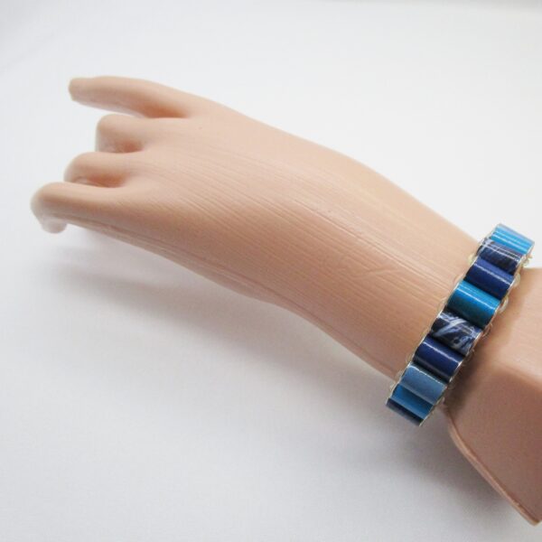 Brazalete Elástico de Cuentas de Papel Tubulares en Tonos de Azul (PU-15)