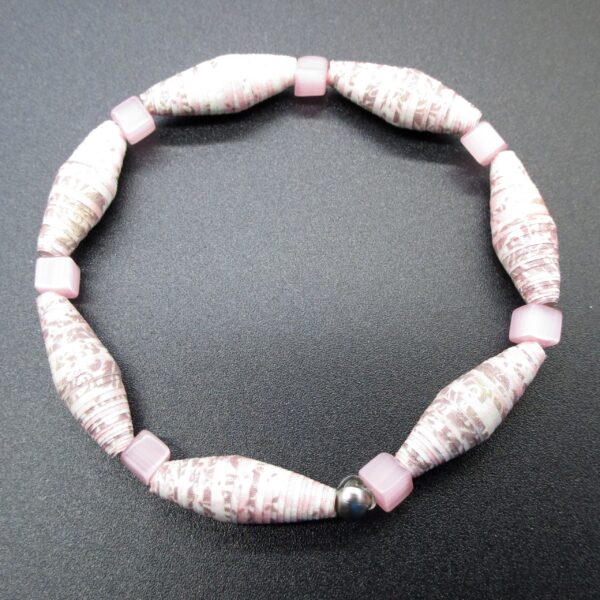 Pulsera Romántica Elástica de Cuentas de Papel Rosa y Beige con Abalorios Cúbicos de Resina Rosa (PU-16)