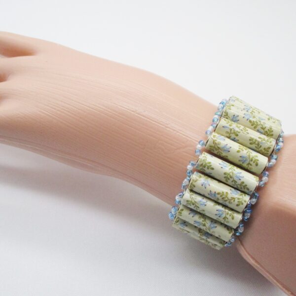 Brazalete Ancho de Cuentas Tubulares de Papel Verde, Azul, y Blanco con Abalorios Pequeños de Vidrio (PU-18)