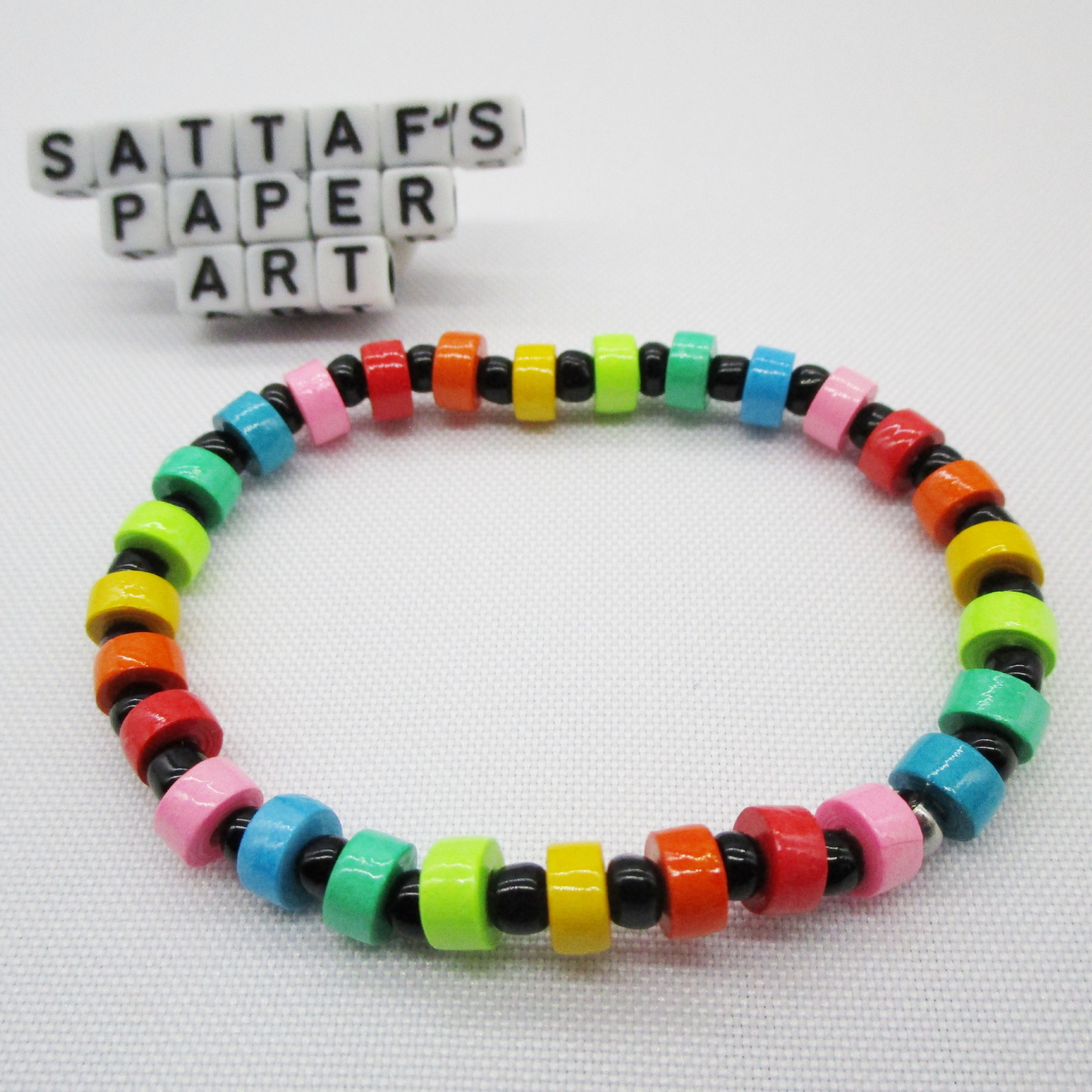 Pulsera Juvenil y Divertida Elástica de Cuentas de Papel Multicolor y Abalorios de Vidrio Negro (PU-22)