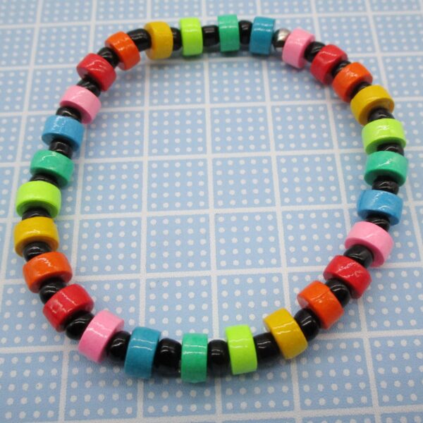 Pulsera Juvenil y Divertida Elástica de Cuentas de Papel Multicolor y Abalorios de Vidrio Negro (PU-22)