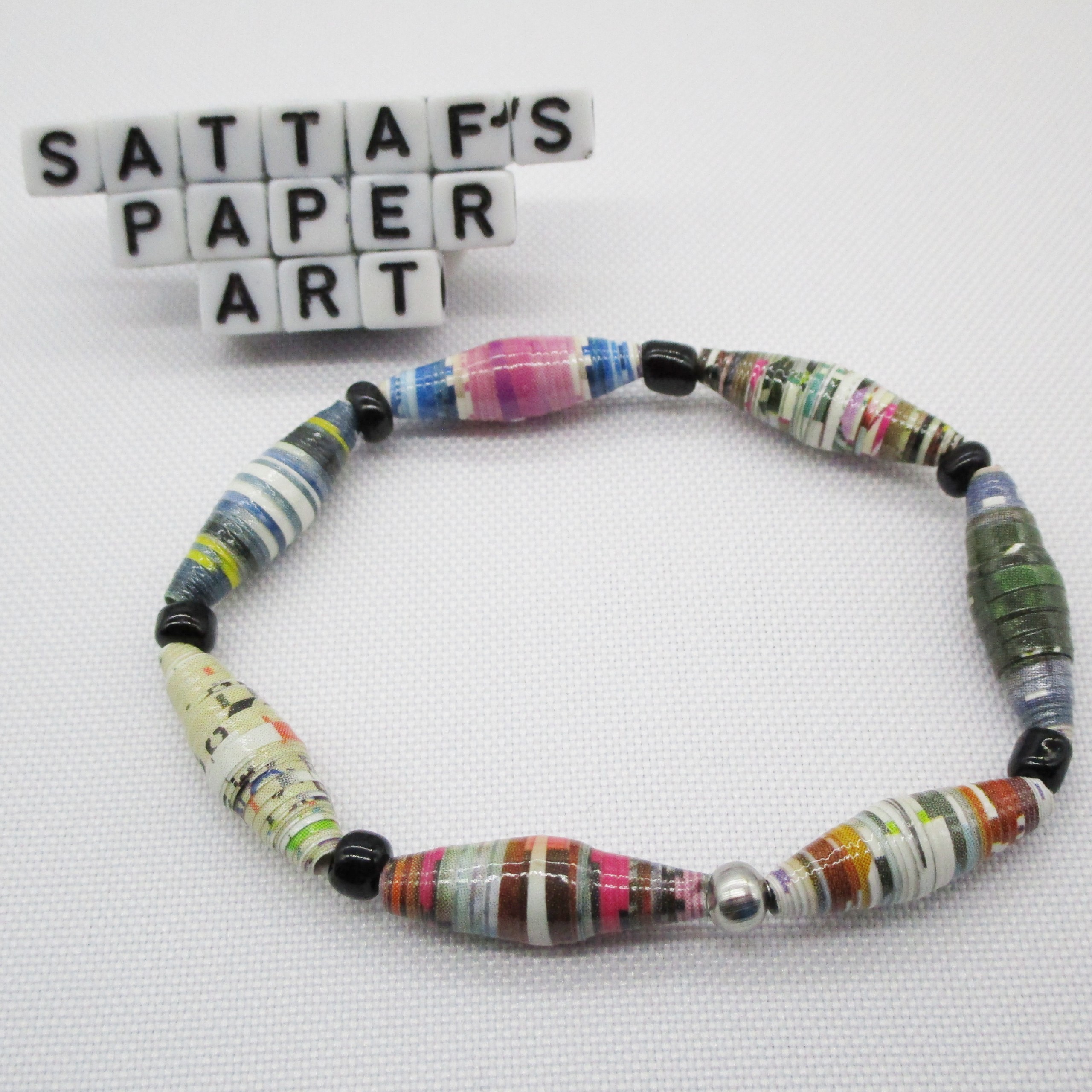 Pulsera Elástica de Cuentas de Papel Multicolor y Cuentas de Vidrio Negro (PU-27)