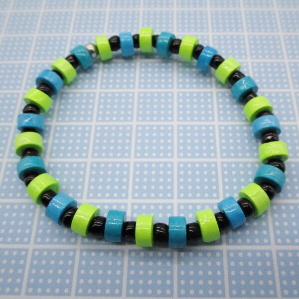 Pulsera Elástica de Cuentas de Papel Verdes y Azules Combinada con Abalorios de Vidrio Negro (PU-28)