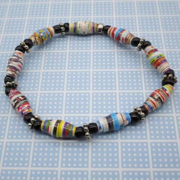 Pulsera Elástica de Cuentas de Papel Multicolor Combinada con Abalorios de Vidrio Negro y de Pewter (PU-29)