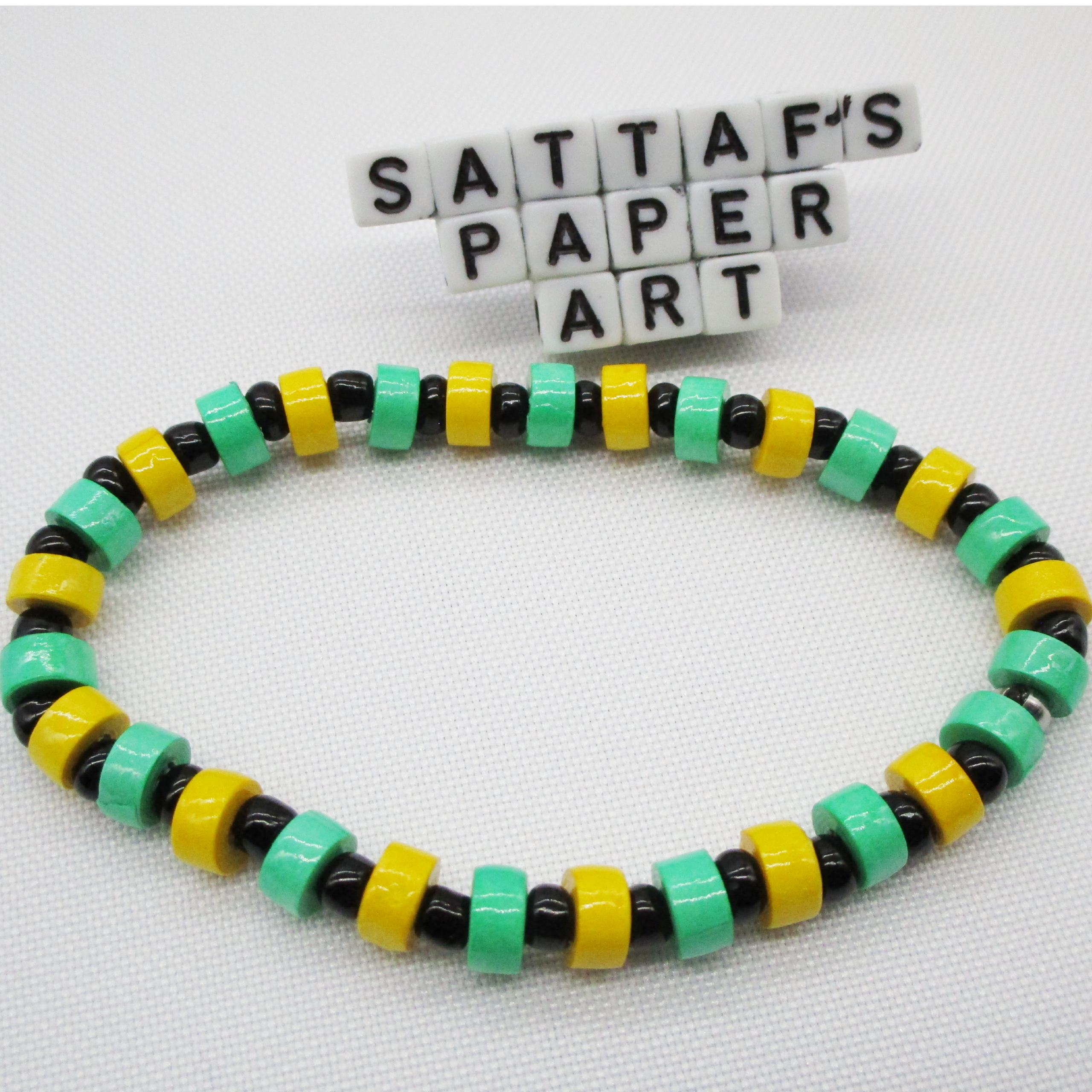 Pulsera Elástica de Cuentas de Papel Verdes y Amarillas Combinadas con Abalorios de Vidrio Negro (PU-30)