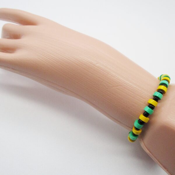 Pulsera Elástica de Cuentas de Papel Verdes y Amarillas Combinadas con Abalorios de Vidrio Negro (PU-30)