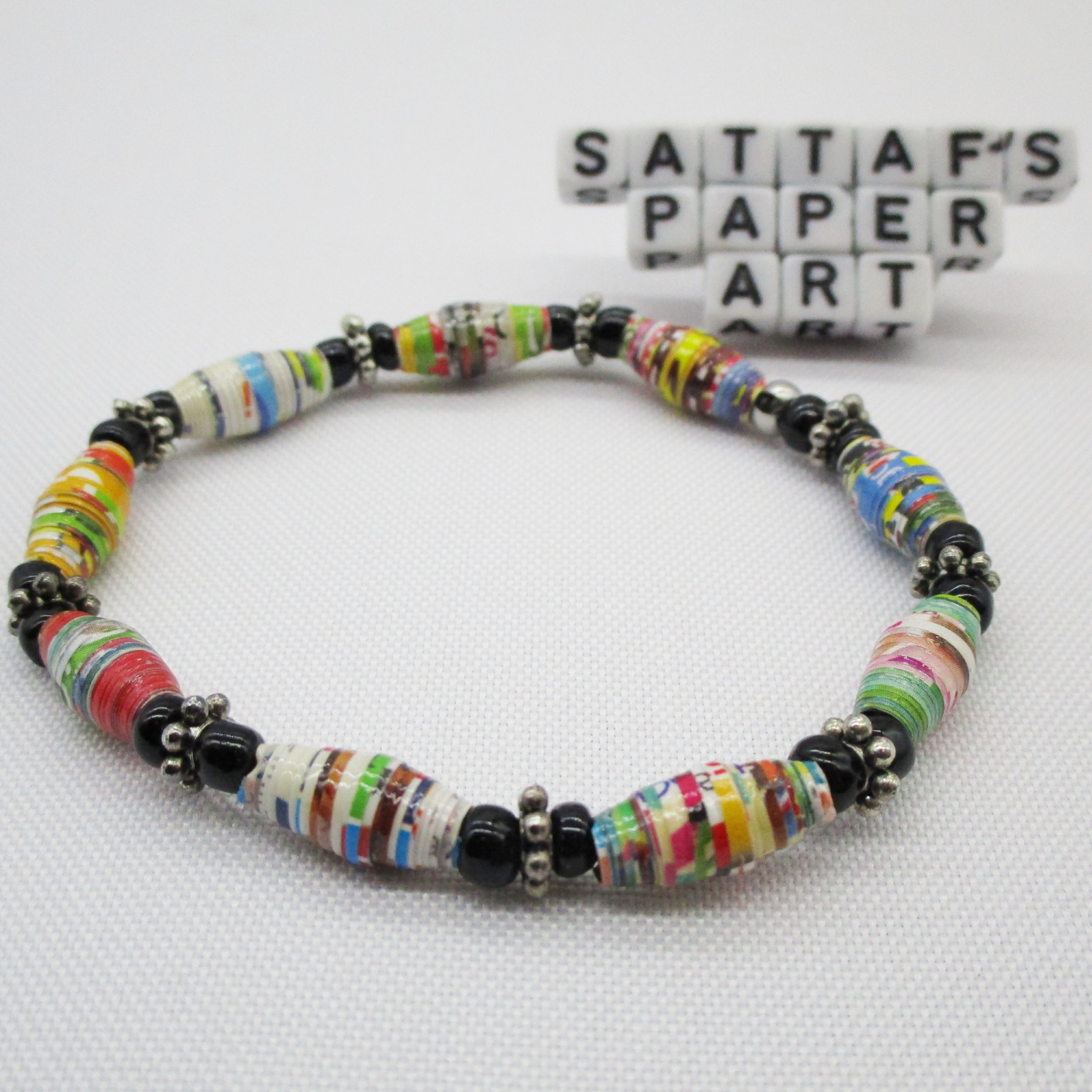 Pulsera Elástica de Cuentas de Papel Multicolor Combinada con Abalorios de Vidrio Negro y de Pewter (PU-33)