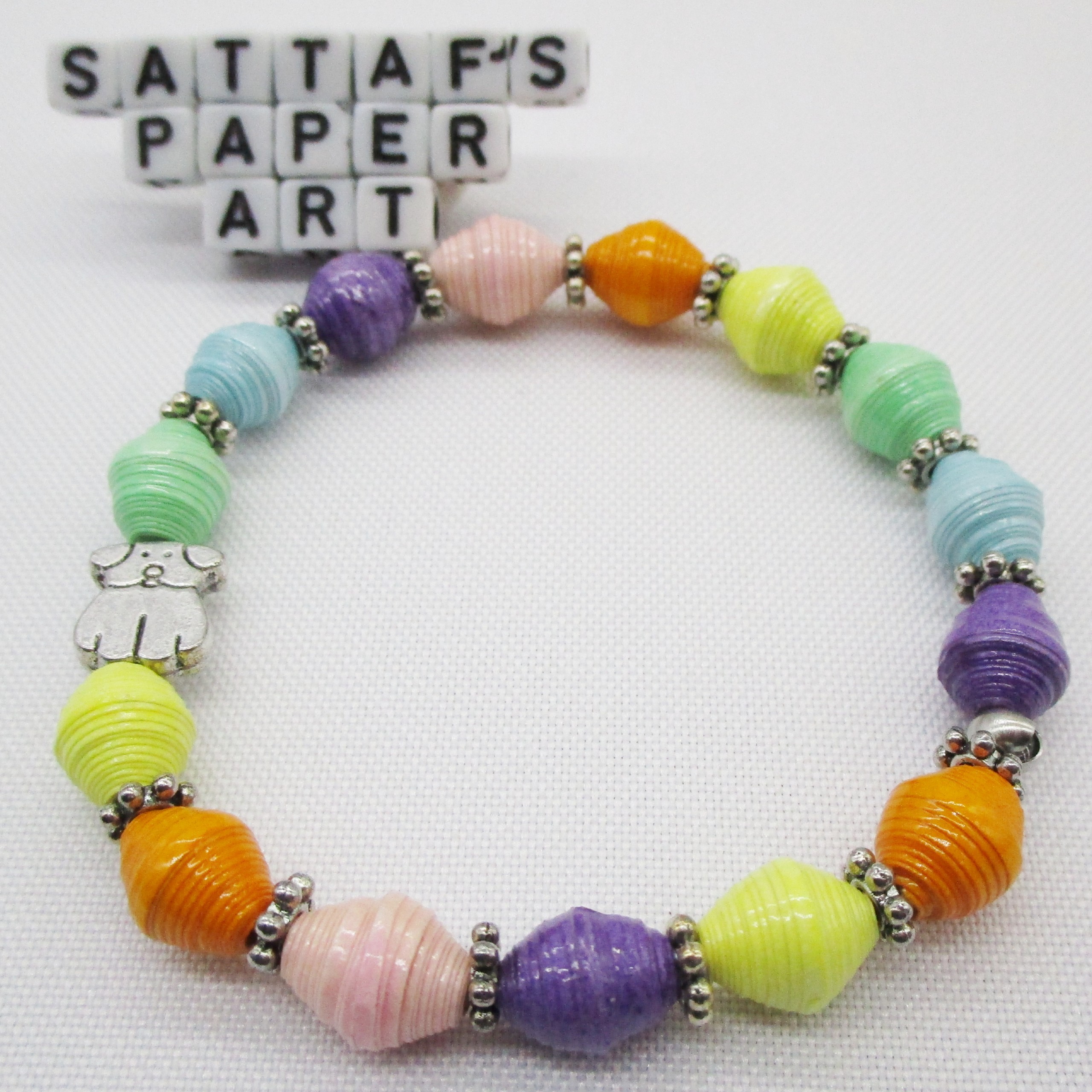 Pulsera Elástica de Cuentas de Papel Multicolor con Dije de Perro en Tonos Claros y Abalorios de Pewter (PU-35)