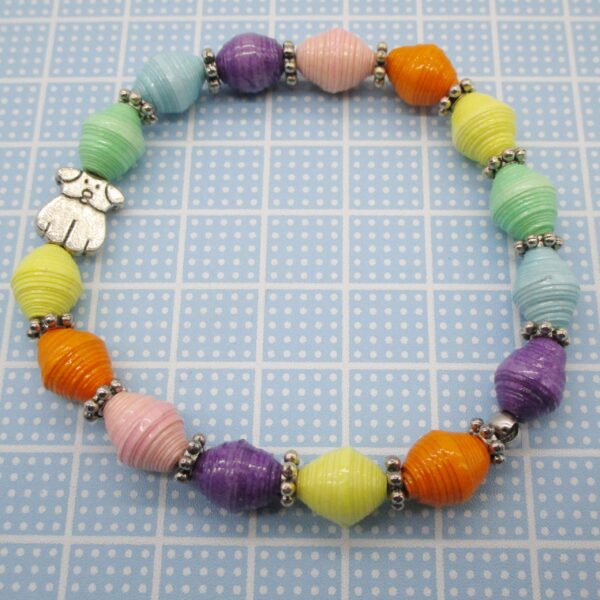 Pulsera Elástica de Cuentas de Papel Multicolor con Dije de Perro en Tonos Claros y Abalorios de Pewter (PU-35)