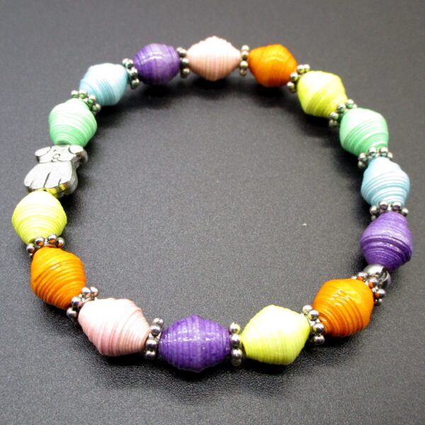 Pulsera Elástica de Cuentas de Papel Multicolor con Dije de Perro en Tonos Claros y Abalorios de Pewter (PU-35)