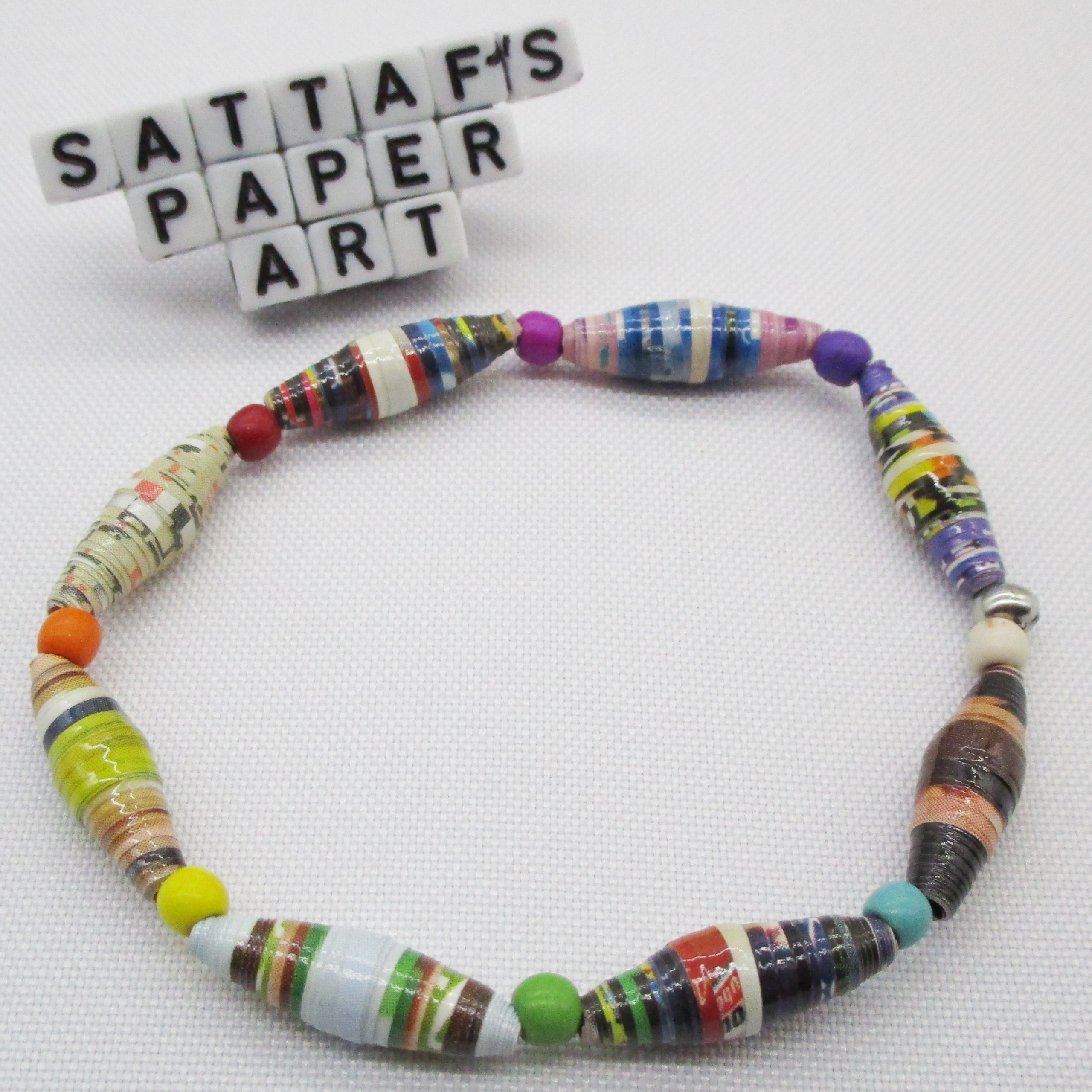 Pulsera Elástica de Cuentas de Papel Multicolor en Tonos Brillantes Combinadas con Abalorios de Resina (PU-40)