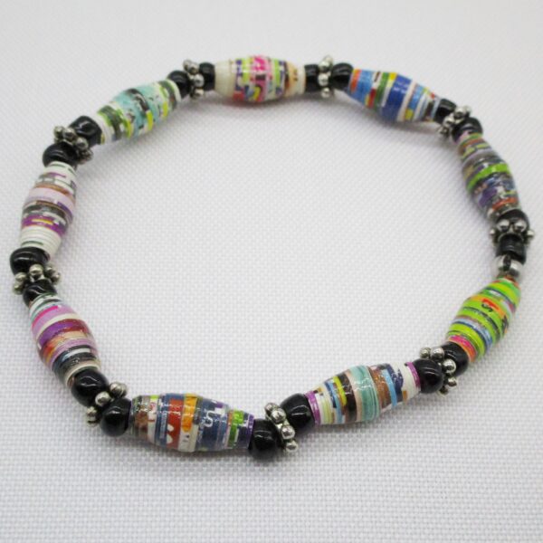 Pulsera Elástica de Cuentas de Papel Multicolor Combinadas con Abalorios de Vidrio Negro y de Pewter (PU-43)