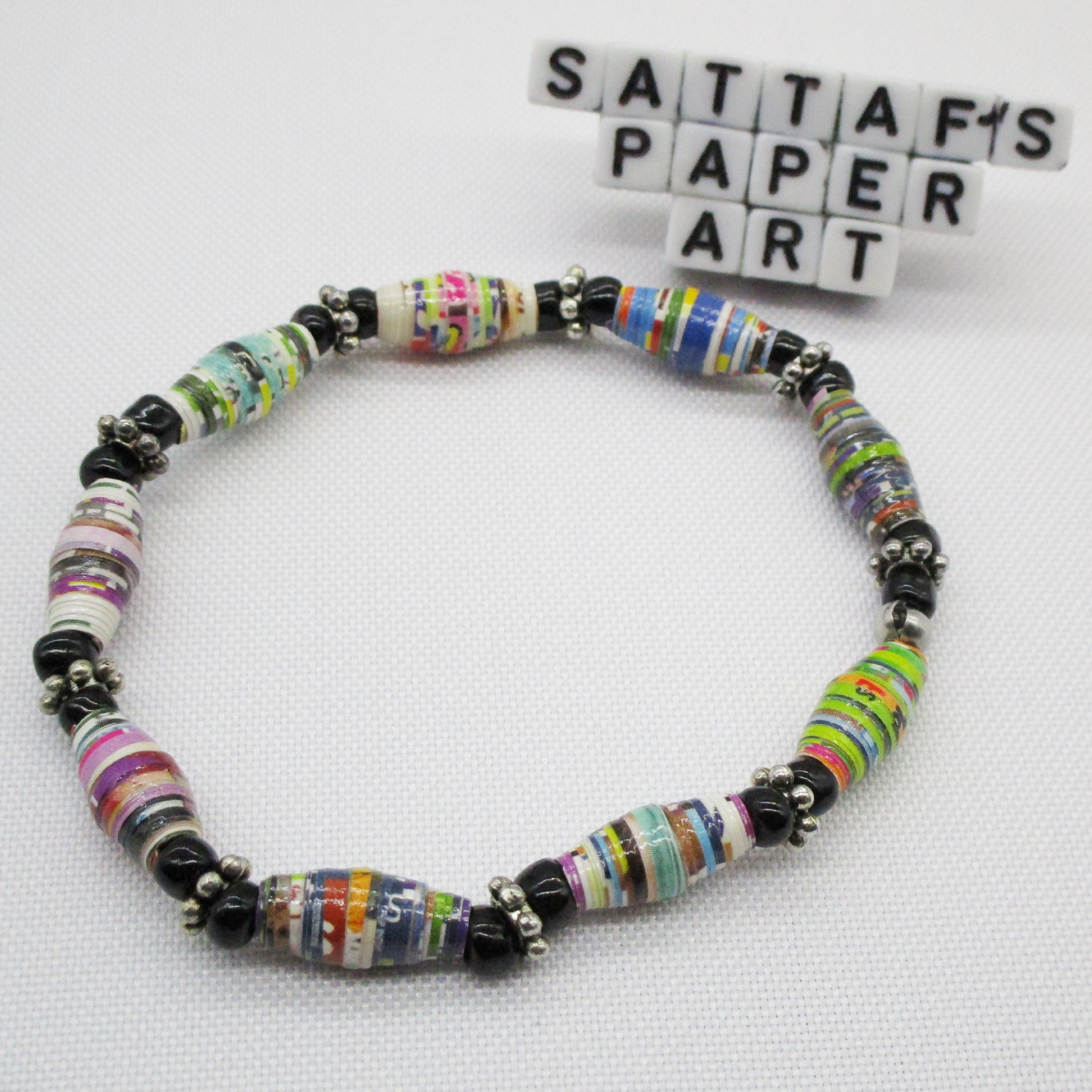 Pulsera Elástica de Cuentas de Papel Multicolor Combinadas con Abalorios de Vidrio Negro y de Pewter (PU-43)