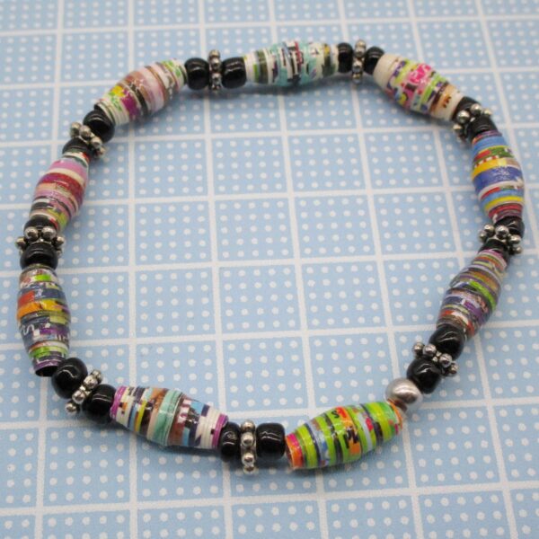 Pulsera Elástica de Cuentas de Papel Multicolor Combinadas con Abalorios de Vidrio Negro y de Pewter (PU-43)