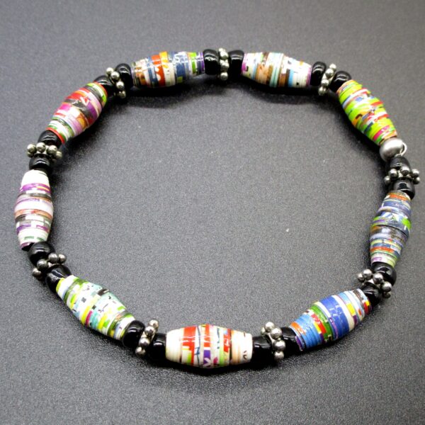 Pulsera Elástica de Cuentas de Papel Multicolor Combinadas con Abalorios de Vidrio Negro y de Pewter (PU-43)