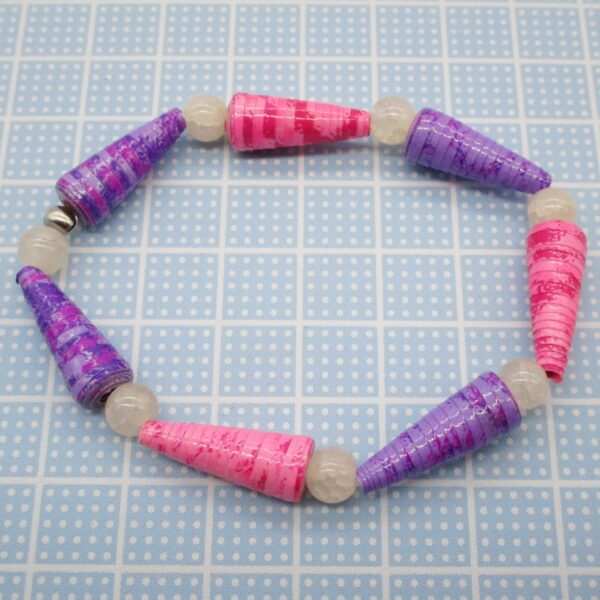 Pulsera Elástica de Cuentas Cónicas de Papel Rosas y Violetas Combinadas con Abalorios de Piedra Natural Color Marfil (PU-45)