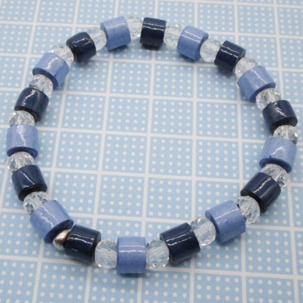 Pulsera Elástica de Cuentas de Papel Azul Marino y Azul Cielo combinadas con Cuentas de Vidrio Transparentes (PU-9)