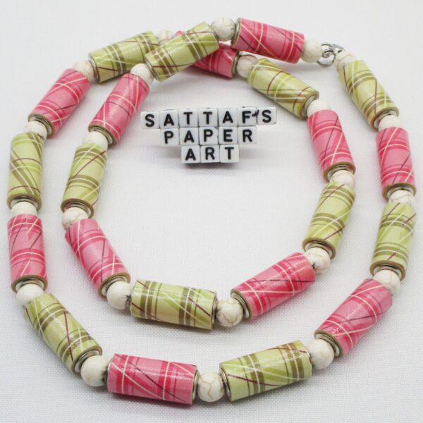 Collar de Cuentas Tubulares de Papel y Cuentas Redondas de Piedra en Colores Rosa, Verde y Marfil