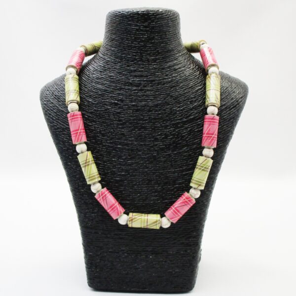 Collar de Cuentas Tubulares de Papel y Cuentas Redondas de Piedra en Colores Rosa, Verde y Marfil